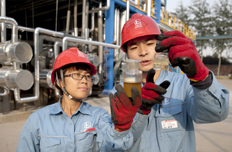 工作人員現場講解生物柴油油品