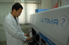 工作人員操作尾氣處理液檢測設備