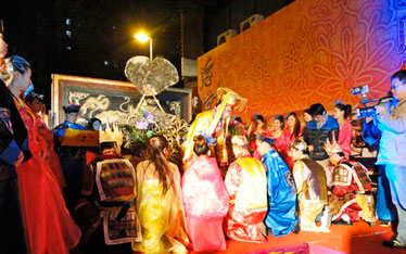 “年會兇猛”浪費之風難剎