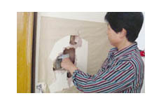 南京經適房被曝質量太差 敲門敲穿2層門板