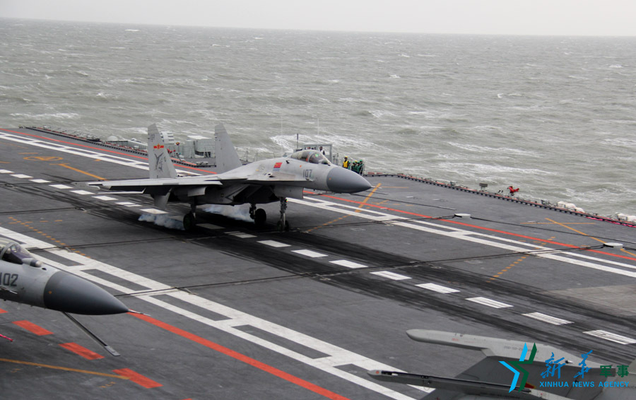 ↑資料圖片：艦載戰斗機下落著艦瞬間。