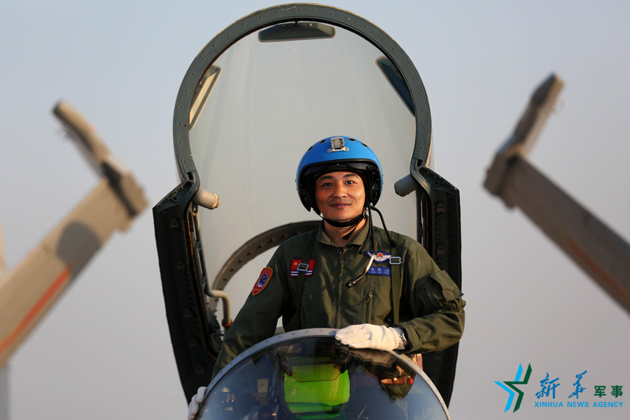 ↑戰機中的張超。 ↑戰機中的張超。