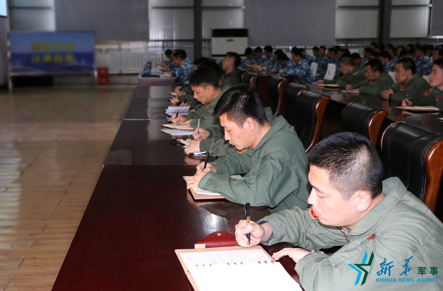 ↑資料圖片:張超參加戰(zhàn)斗機(jī)團(tuán)《改革強(qiáng)軍主題教育》授課現(xiàn)場(chǎng)。 ↑資料圖片:張超參加戰(zhàn)斗機(jī)團(tuán)《改革強(qiáng)軍主題教育》授課現(xiàn)場(chǎng)。