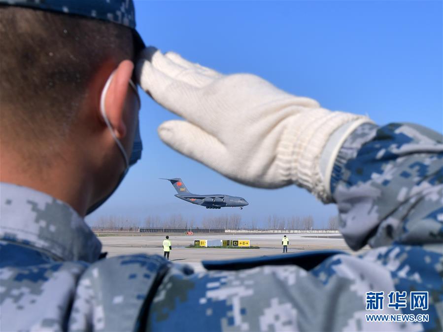 （聚焦疫情防控·圖文互動）（3）空軍第四次向武漢大規?？者\醫療隊員和物資
