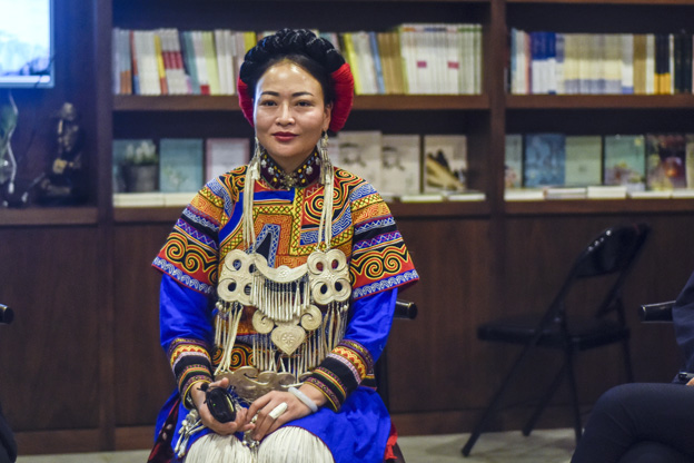 阿牛阿呷：對彝族姑娘來說，胎教就是彝族的刺繡文化，但是當(dāng)我們走出來，我們覺得我們對其他支系的服飾知識(shí)了解太少了，需要學(xué)習(xí)的很多，所以開辦了這個(gè)專業(yè)。