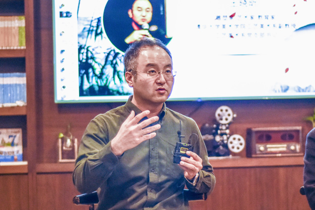 王曉昕：語言問題其實(shí)是非遺傳承所面臨的一個(gè)普遍問題。非遺傳承人可能有很好的技藝，但是因?yàn)檎Z言問題沒有辦法與外面的人交流，就失去了傳承的機(jī)會(huì)。