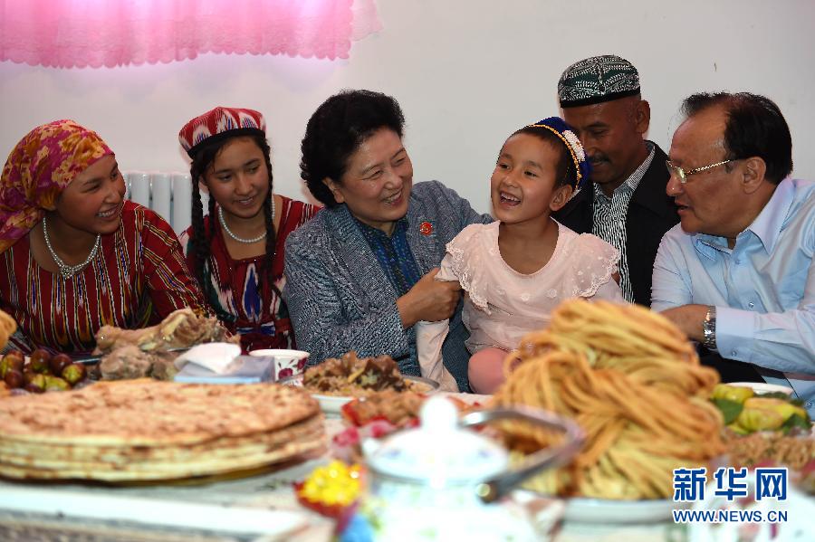 9月26日，中共中央政治局委員、國務(wù)院副總理、中央代表團(tuán)副團(tuán)長劉延?xùn)|率中央代表團(tuán)分團(tuán)到和田地區(qū)看望慰問各族干部群眾。這是劉延?xùn)|在和田市團(tuán)結(jié)新村與維吾爾族群眾在一起。新華社記者張領(lǐng)攝