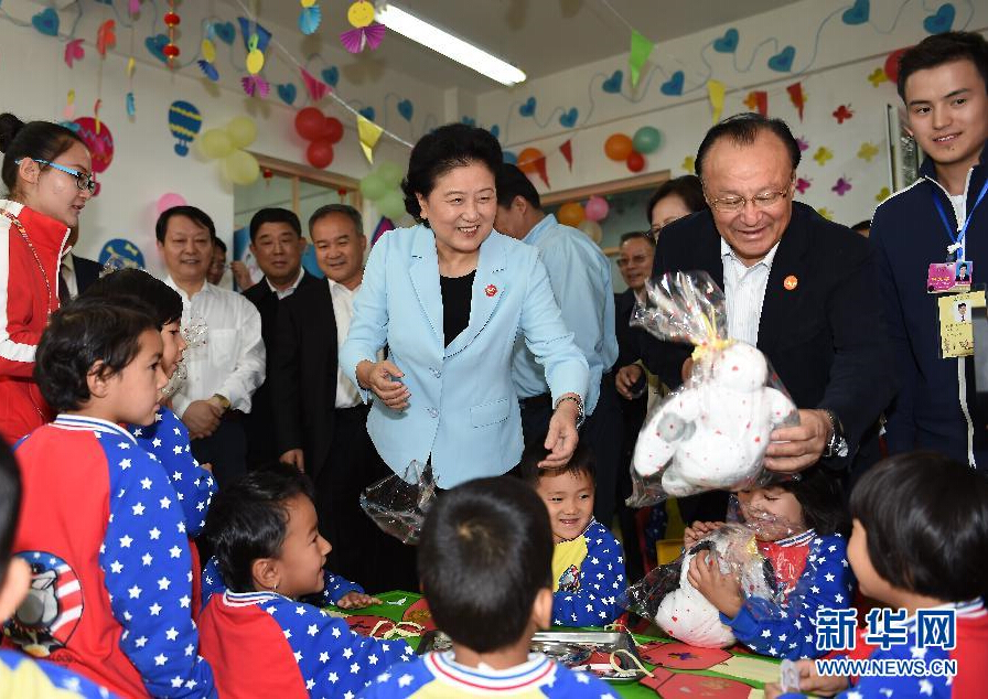 9月27日，中共中央政治局委員、國務院副總理、中央代表團副團長劉延東率中央代表團分團，帶著黨中央、國務院的親切關懷和全國各族人民的深切情誼，來到和田地區、阿克蘇地區慰問各族干部群眾，并祝賀大家中秋節快樂。這是劉延東在阿克蘇市“雙語”幼兒園與孩子們在一起。新華社記者 張領 攝