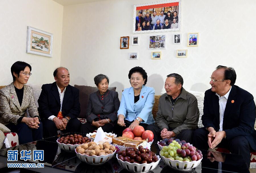 9月27日，中共中央政治局委員、國務院副總理、中央代表團副團長劉延東率中央代表團分團，帶著黨中央、國務院的親切關懷和全國各族人民的深切情誼，來到和田地區、阿克蘇地區慰問各族干部群眾，并祝賀大家中秋節快樂。這是劉延東來到新疆生產建設兵團第一師五團團場退休職工包春祥家中慰問。新華社記者 張領 攝