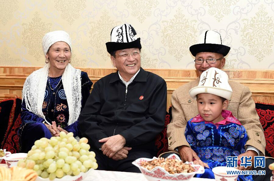 9月28日，中共中央政治局常委、全國(guó)政協(xié)主席、中央代表團(tuán)團(tuán)長(zhǎng)俞正聲率中央代表團(tuán)部分成員赴祖國(guó)最西端的新疆克孜勒蘇柯爾克孜自治州看望慰問(wèn)各族干部群眾。這是俞正聲來(lái)到阿圖什市光明街道辦事處團(tuán)結(jié)路社區(qū)看望柯爾克孜族居民。新華社記者 饒愛民 攝