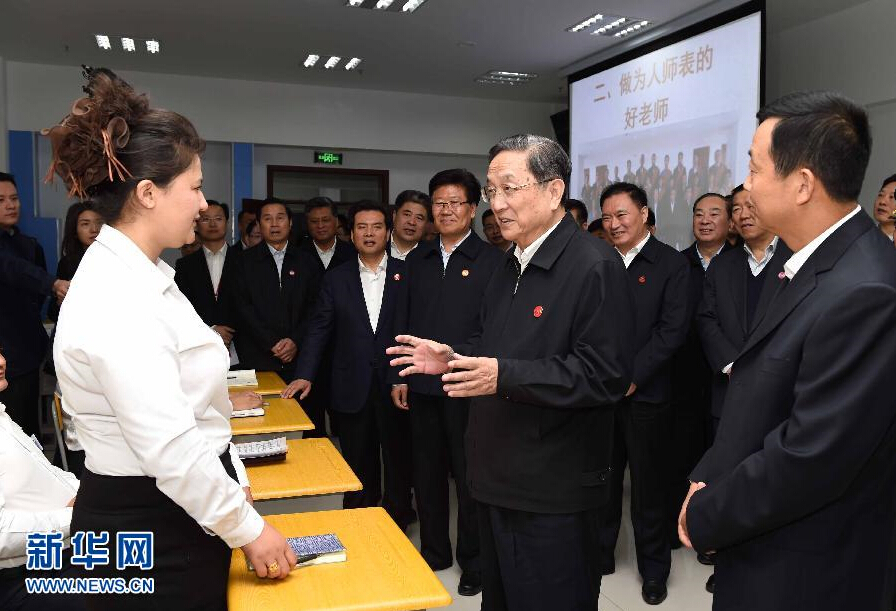 9月28日，中共中央政治局常委、全國(guó)政協(xié)主席、中央代表團(tuán)團(tuán)長(zhǎng)俞正聲率中央代表團(tuán)部分成員赴祖國(guó)最西端的新疆克孜勒蘇柯爾克孜自治州看望慰問(wèn)各族干部群眾。這是俞正聲來(lái)到克州雙語(yǔ)師資培訓(xùn)學(xué)校，與老師、學(xué)員交流談心。新華社記者 饒愛民 攝