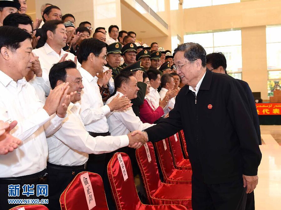 9月28日，中共中央政治局常委、全國(guó)政協(xié)主席、中央代表團(tuán)團(tuán)長(zhǎng)俞正聲率中央代表團(tuán)部分成員赴祖國(guó)最西端的新疆克孜勒蘇柯爾克孜自治州看望慰問(wèn)各族干部群眾。這是俞正聲接見克州有關(guān)負(fù)責(zé)同志、各界人士代表和援疆干部代表。新華社記者 饒愛民 攝