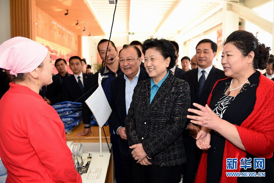 9月29日，中共中央政治局委員、國務院副總理、中央代表團副團長劉延東率中央代表團分團在伊犁哈薩克自治州看望慰問各族干部群眾。這是劉延東來到伊寧市坤漠服裝有限公司考察慰問，與維吾爾族女工阿里雅·克里木親切交談。新華社記者張領攝