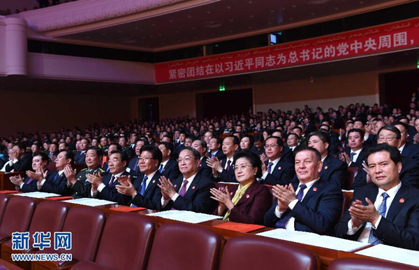    9月30日，慶祝新疆維吾爾自治區(qū)成立60周年文藝晚會(huì)《新疆禮贊》在新疆人民會(huì)堂精彩呈現(xiàn)。中共中央政治局常委、全國(guó)政協(xié)主席、中央代表團(tuán)團(tuán)長(zhǎng)俞正聲，與2000余名各族群眾代表一起觀看演出。新華社記者 饒愛(ài)民 攝