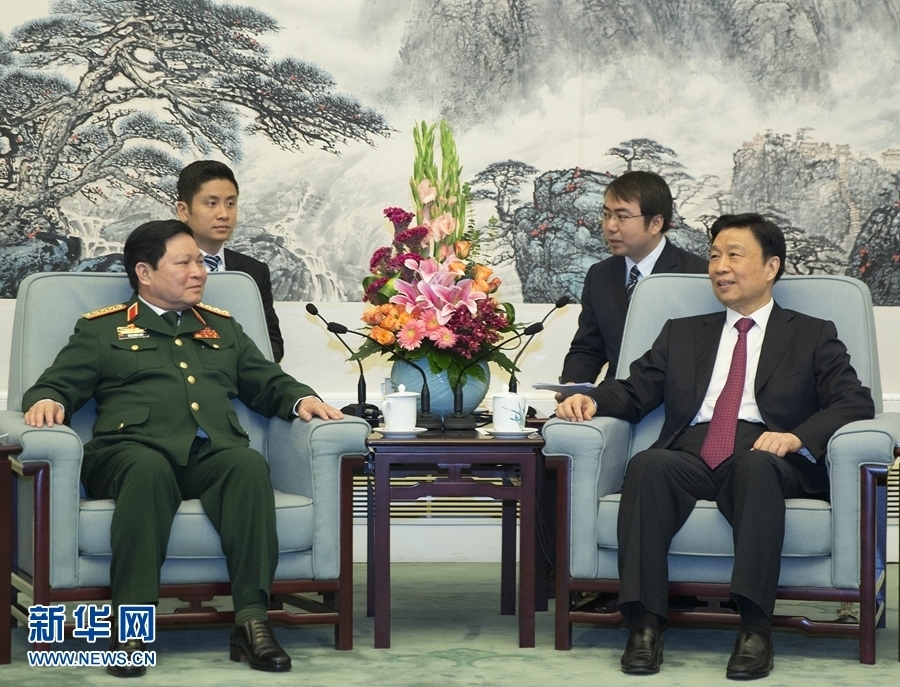 8月29日，中共中央政治局委員、國(guó)家副主席李源潮在北京會(huì)見越南共產(chǎn)黨中央政治局委員、國(guó)防部長(zhǎng)吳春歷。 新華社記者丁林?jǐn)z