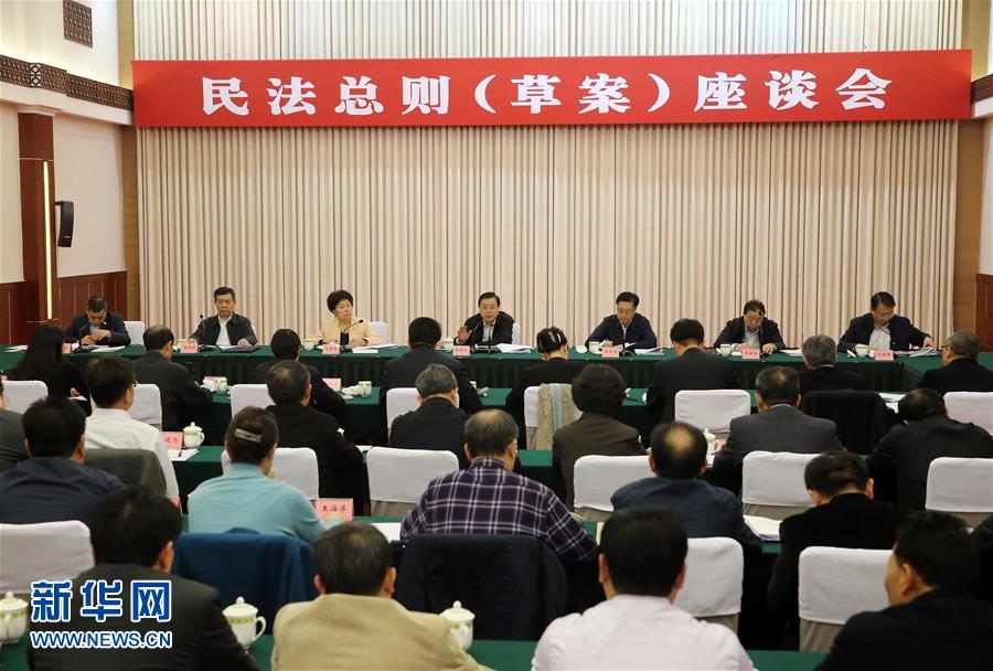 這是11月23日，張德江在成都主持召開座談會(huì)，11個(gè)省（區(qū)、市）人大常委會(huì)負(fù)責(zé)同志、部分全國(guó)人大代表、法律工作者及專家學(xué)者參加會(huì)議。新華社記者 劉衛(wèi)兵 攝 