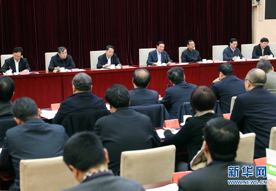 12月10日，中宣部在北京召開學(xué)習(xí)貫徹習(xí)近平總書記在中國(guó)文聯(lián)十大、中國(guó)作協(xié)九大開幕式上和會(huì)見中國(guó)記協(xié)第九屆理事會(huì)代表時(shí)重要講話精神座談會(huì)。中共中央政治局委員、中央書記處書記、中宣部部長(zhǎng)劉奇葆出席會(huì)議并講話。新華社記者 劉衛(wèi)兵 攝 