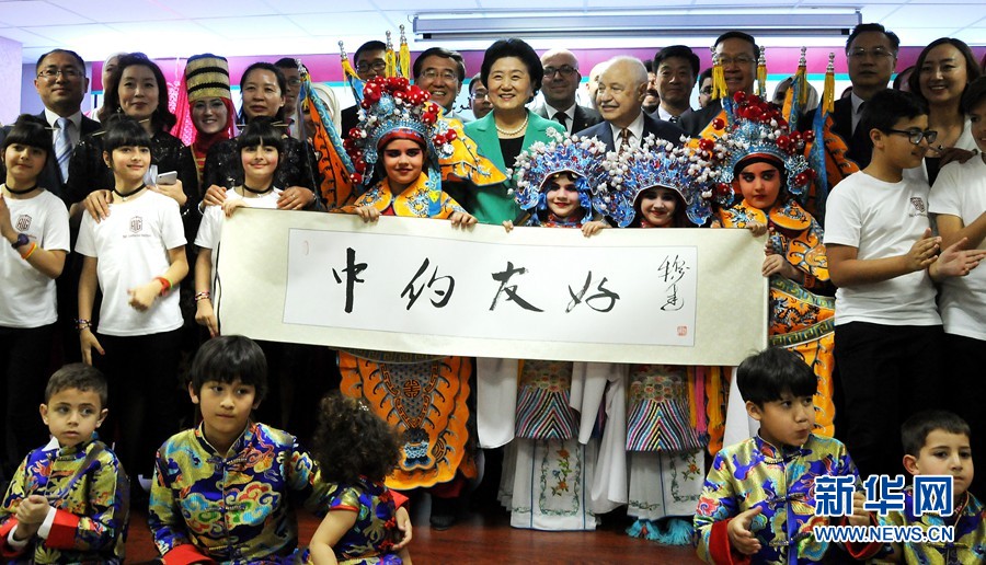 4月20日，在約旦首都安曼，中國國務(wù)院副總理劉延?xùn)|（中）考察TAG孔子學(xué)院。 新華社記者林曉蔚攝