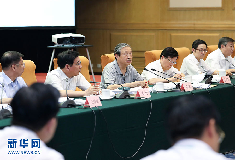 近日，中共中央政治局委員、國務院副總理馬凱在北京調研新能源汽車產業(yè)發(fā)展。這是7月4日，馬凱在北京深入新能源汽車充換電設施、充電服務平臺、分時租賃等單位調研，并主持召開推廣應用座談會。新華社記者 龐興雷 攝