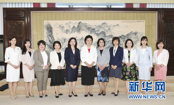 　　7月12日，國(guó)務(wù)院副總理劉延?xùn)|在北京會(huì)見以日本自民黨前總務(wù)會(huì)長(zhǎng)野田圣子為首的日本執(zhí)政黨女國(guó)會(huì)議員代表團(tuán)一行。 新華社記者 高潔 攝