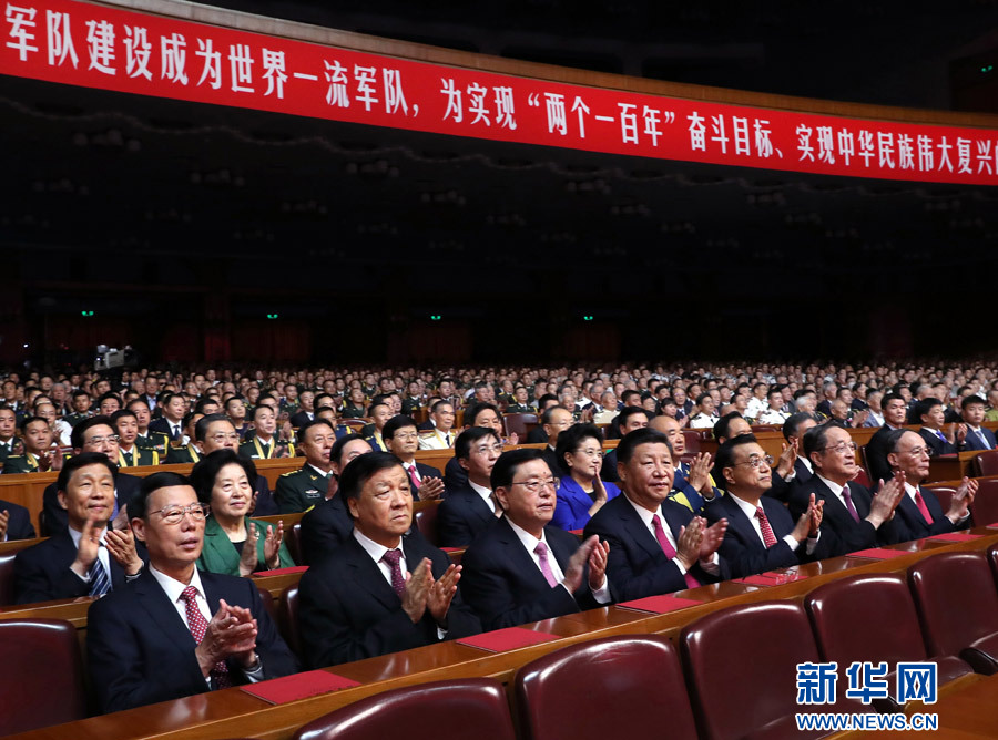 7月28日，慶祝中國人民解放軍建軍90周年文藝晚會《在黨的旗幟下》在北京人民大會堂舉行。中共中央總書記、國家主席、中央軍委主席習(xí)近平和李克強、張德江、俞正聲、劉云山、王岐山、張高麗等黨和國家領(lǐng)導(dǎo)人，與首都3000多名各界群眾一起觀看演出。新華社記者 馬占成 攝
