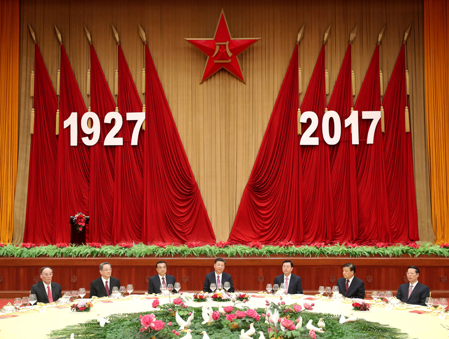 7月31日，中華人民共和國國防部在北京人民大會堂舉行盛大招待會，熱烈慶祝中國人民解放軍建軍90周年。中共中央總書記、國家主席、中央軍委主席習近平和李克強、張德江、俞正聲、劉云山、王岐山、張高麗等黨和國家領(lǐng)導人出席招待會。新華社記者 鞠鵬 攝