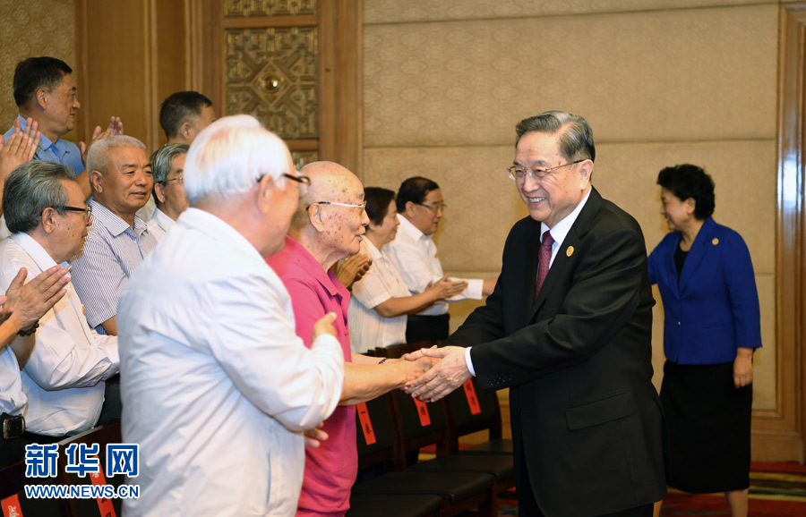 8月7日，中共中央政治局常委、全國政協主席、中央代表團團長俞正聲在內蒙古新城賓館會見內蒙古自治區離退休老同志和各族各界群眾代表，并與他們合影留念。新華社記者 張領 攝