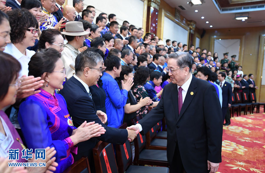 8月7日，中共中央政治局常委、全國政協主席、中央代表團團長俞正聲在內蒙古新城賓館會見內蒙古自治區離退休老同志和各族各界群眾代表，并與他們合影留念。新華社記者 張領 攝