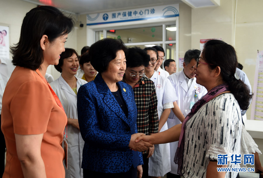 8月9日，中共中央政治局委員、中央統戰部部長、中央代表團副團長孫春蘭率中央代表團三分團，先后赴內蒙古自治區烏海市、阿拉善盟看望各族干部群眾。這是孫春蘭在烏海市婦兒醫療預防保健中心同患者親切交談。新華社記者 任軍川 攝