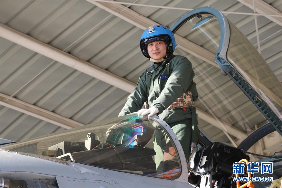 （建軍90周年·英雄·圖文互動）（1）聽，渤海灣有風吹過來——追記海軍某艦載航空兵部隊一級飛行員張超