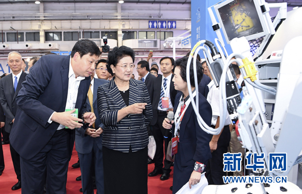 8月23日，2017世界機器人大會開幕式在北京舉行，中共中央政治局委員、國務院副總理劉延東出席并講話。這是開幕式后，劉延東參觀機器人應用展覽。新華社記者 張領 攝