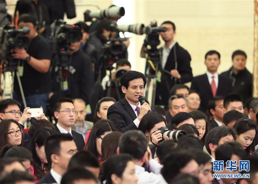 （兩會(huì)·新華網(wǎng)）（2）李克強(qiáng)總理與中外記者見面