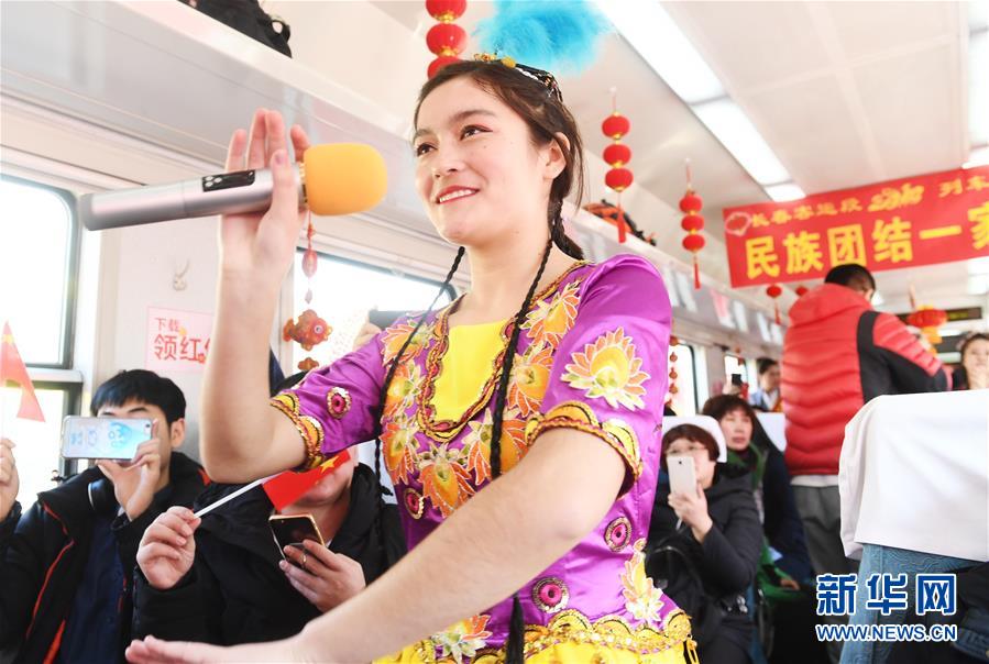 （新春走基層）（6）“列車(chē)春晚”歡樂(lè)回家路