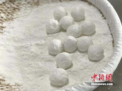 制作元宵時，首先要將餡料做好，沾上水，再投進(jìn)盛滿糯米粉的笸籮內(nèi)搖。<a target='_blank'  ><p  align=