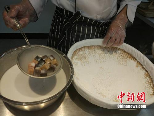 制作元宵時，首先要將餡料做好，沾上水，再投進(jìn)盛滿糯米粉的笸籮內(nèi)搖。<a target='_blank'  ><p  align=