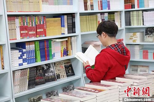 5月9日，一女子在哈爾濱市某書店選購圖書。從5月1日至5月4日，全國32家紙廠宣布漲價，各紙種漲價幅度為每噸100元至300元不等。對此，出版行業(yè)業(yè)內(nèi)人士表示“因為紙張價格上漲，直接造成了出版成本的明顯增加，出版行業(yè)只能被迫對圖書定價進行調(diào)整。”
<a target='_blank' >中新社</a>記者 于琨 攝