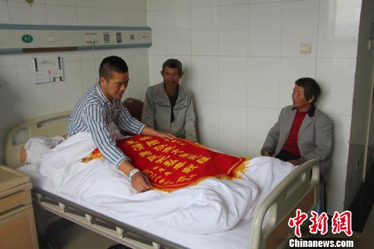 被救的李忠起、張總鳳夫婦看望受傷后的李運飛?！⊥粲?攝