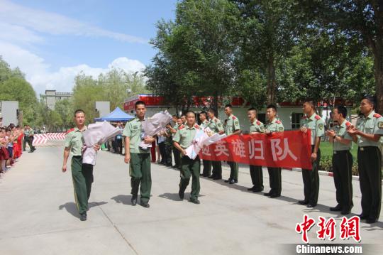 部隊官兵們迎接出院歸來的李運飛(中)和其他消防戰士?！⊥粲?攝