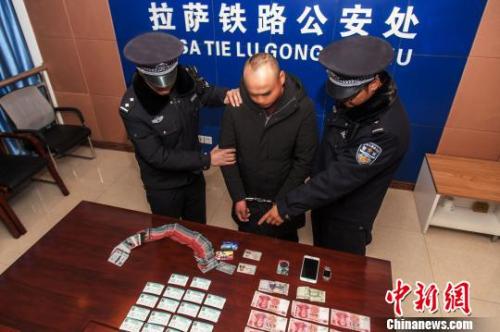 資料圖：一犯罪嫌疑人對拉薩鐵路警方查獲的火車票進行指認?！『鷤黯?攝