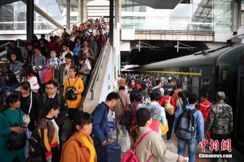 資料圖：2018年3月12日，旅客在昆明火車站進站乘車。<a target='_blank' ><p  align=
