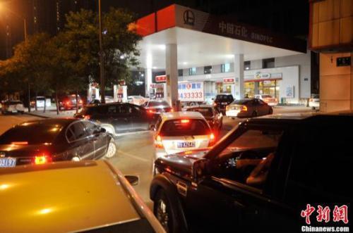 資料圖：山西太原一加油站內(nèi)，私家車主排隊加油。<a target='_blank' ><p  align=