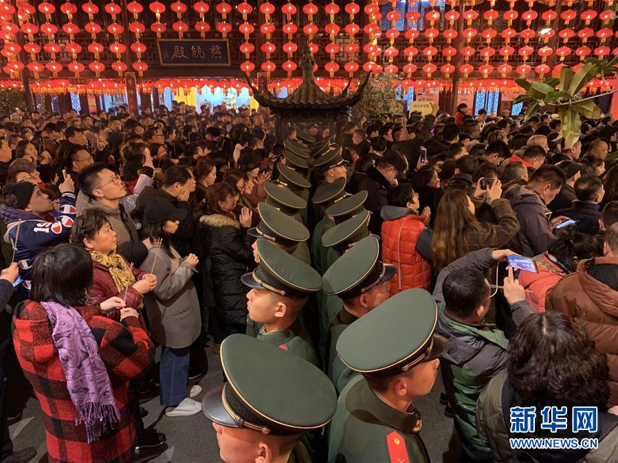 （新華全媒頭條·圖文互動(dòng)）（6）向祖國報(bào)告：我在戰(zhàn)位守萬家團(tuán)圓——解放軍和武警部隊(duì)新春佳節(jié)備戰(zhàn)執(zhí)勤記事