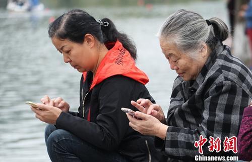 圖為中國中老年女性使用智能手機(jī)上網(wǎng)。(資料圖) 劉占昆 攝