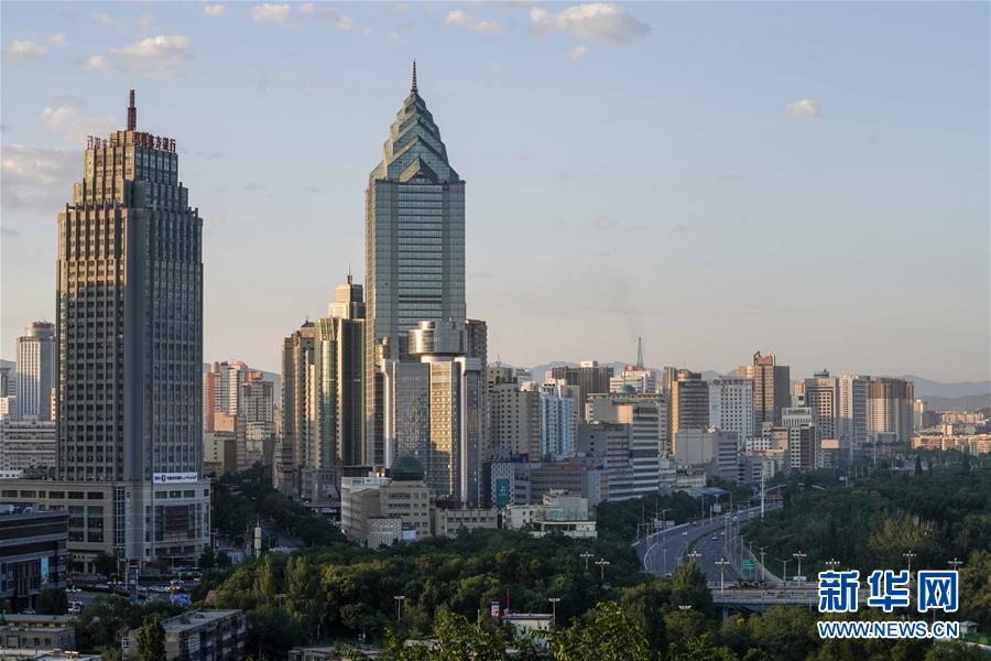 (壯麗70年·奮斗新時(shí)代——共和國發(fā)展成就巡禮·圖文互動(dòng))(1)旭日映天山 邊疆展新顏——新中國成立70年新疆改革發(fā)展巡禮