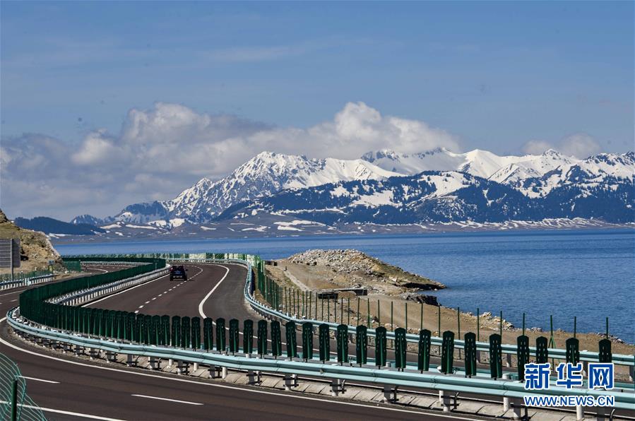 (壯麗70年·奮斗新時(shí)代——共和國發(fā)展成就巡禮·圖文互動(dòng))(3)旭日映天山 邊疆展新顏——新中國成立70年新疆改革發(fā)展巡禮