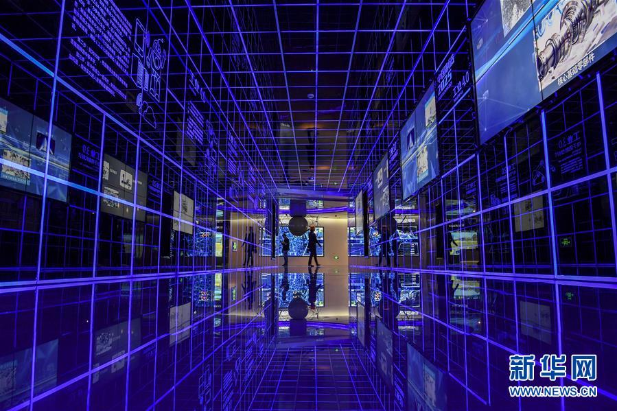 (壯麗70年·奮斗新時(shí)代——共和國發(fā)展成就巡禮·圖文互動(dòng))(6)旭日映天山 邊疆展新顏——新中國成立70年新疆改革發(fā)展巡禮