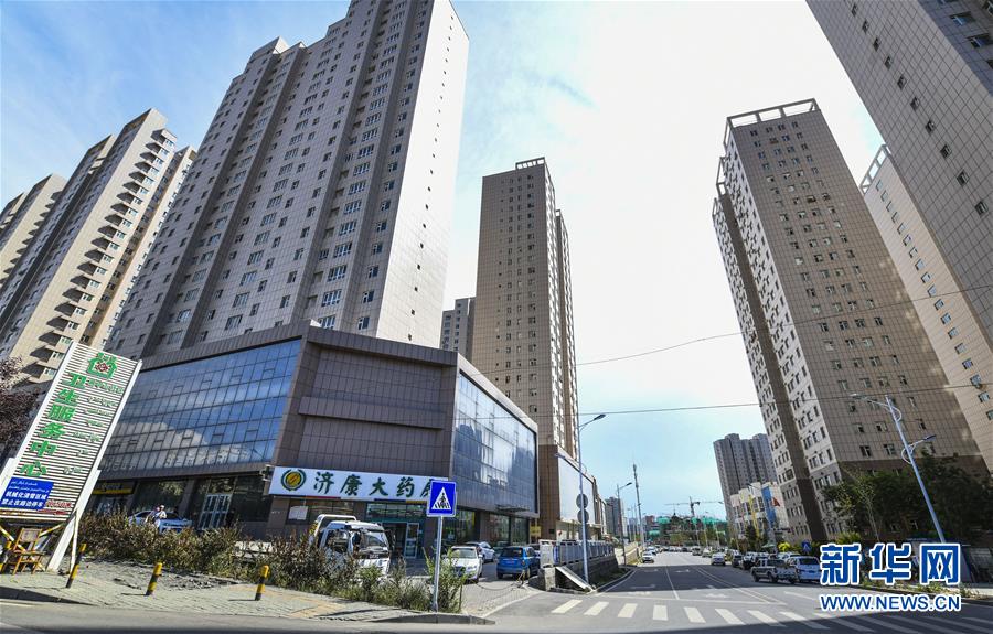 (壯麗70年·奮斗新時(shí)代——共和國發(fā)展成就巡禮·圖文互動(dòng))(10)旭日映天山 邊疆展新顏——新中國成立70年新疆改革發(fā)展巡禮