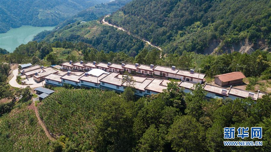 （在習近平新時代中國特色社會主義思想指引下——新時代新作為新篇章·總書記關心的百姓身邊事·圖文互動）（1）“四好農村路”：通向幸福，通向遠方