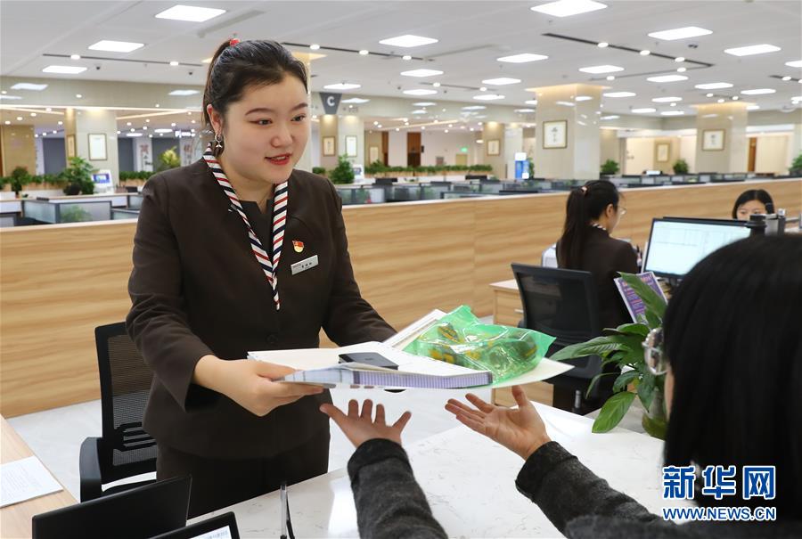 （四中全會精神在基層·圖文互動(dòng)）（1）千億資本為何在這里匯聚？——遼寧沈撫新區(qū)優(yōu)化營商環(huán)境見聞