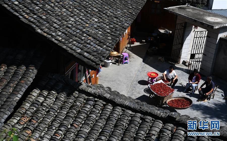 （新華全媒頭條·圖文互動）（3）干部去哪兒了？——貴州干部大規(guī)模下沉脫貧攻堅(jiān)一線紀(jì)實(shí)